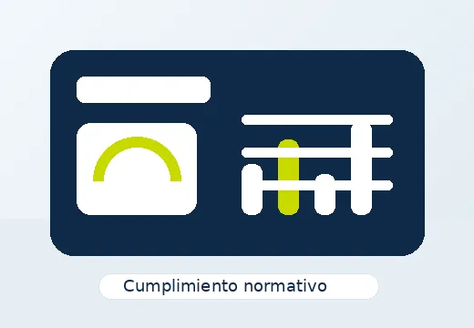 Equipo revisando tablero de cumplimiento empresarial